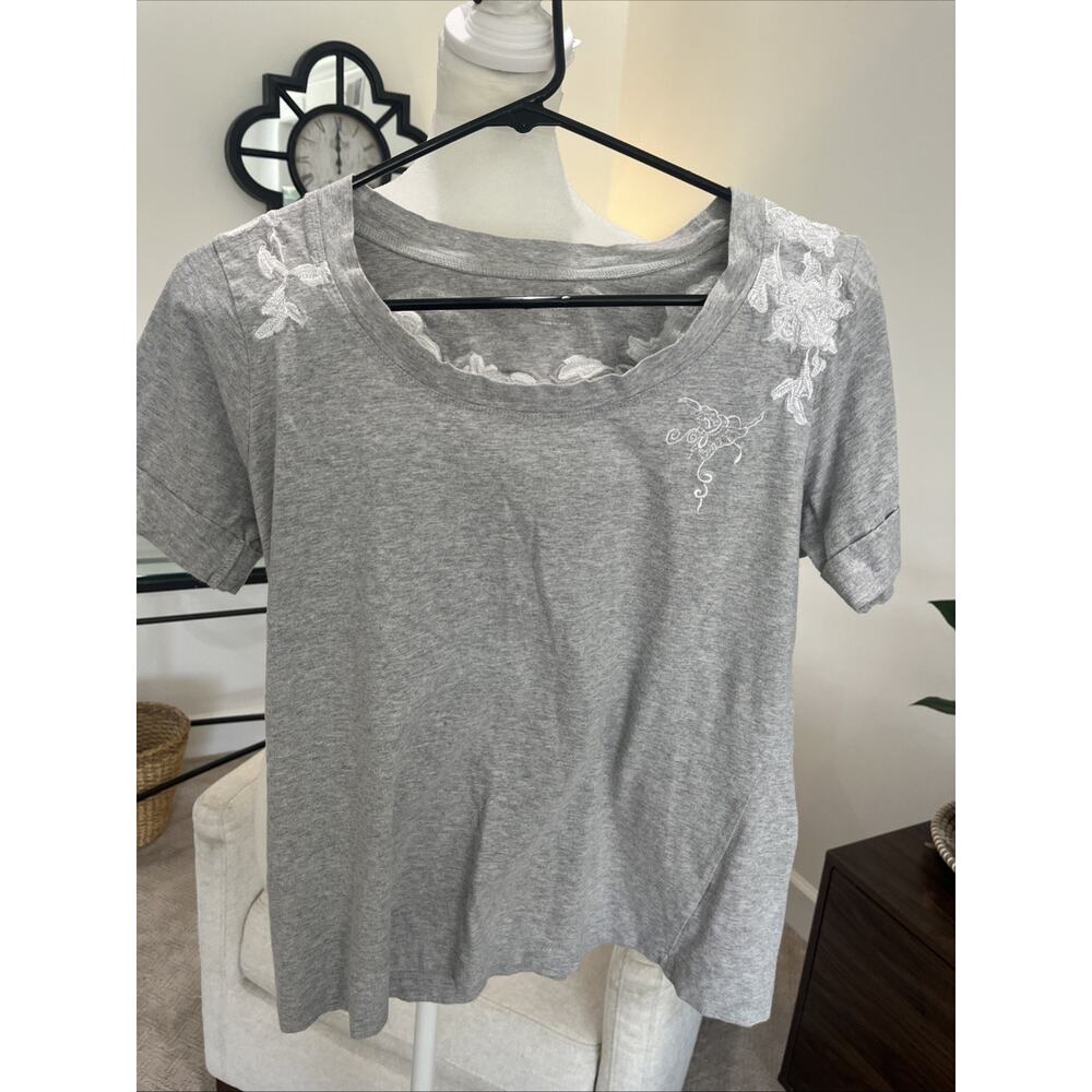 Anthropologie T-shirt Grey Embroidered Floral Short Sleeve Sz M Boho Round Neck